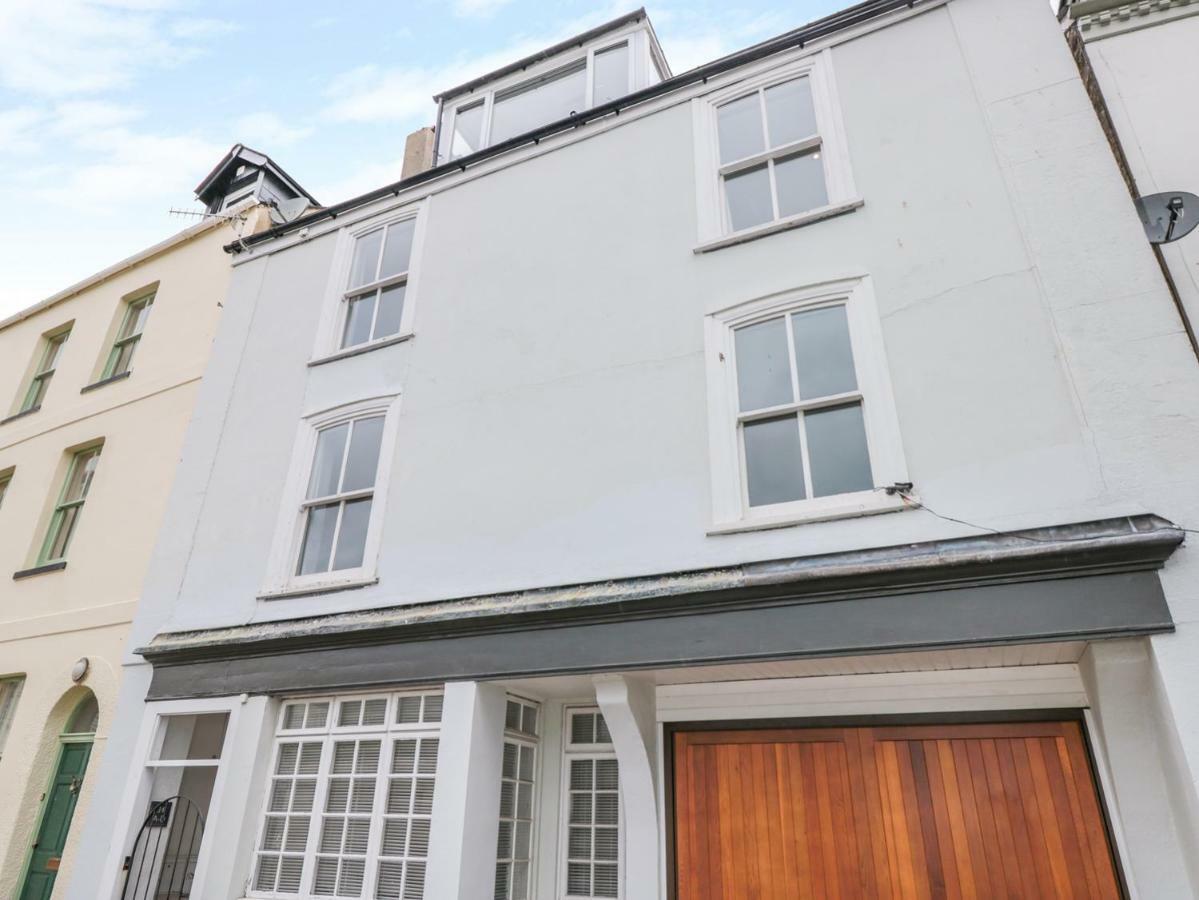 34b Clarence Street Apartment