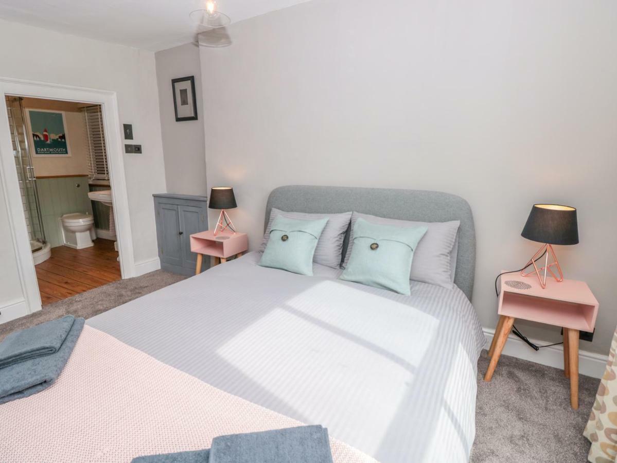 34b Clarence Street Apartment